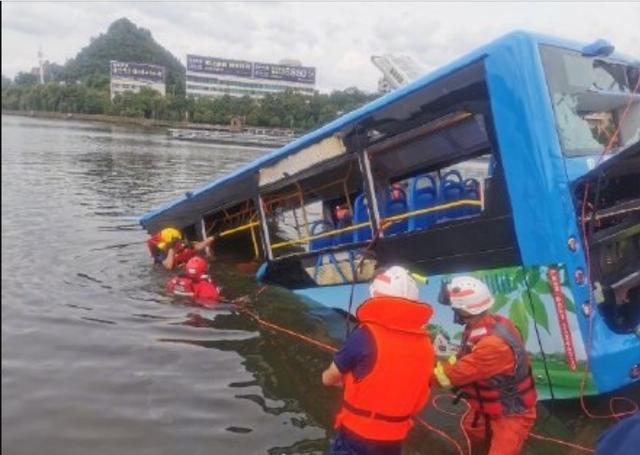 安顺市公交车坠湖，这场悲剧其背后原因竟是因一场拆迁闹剧引发